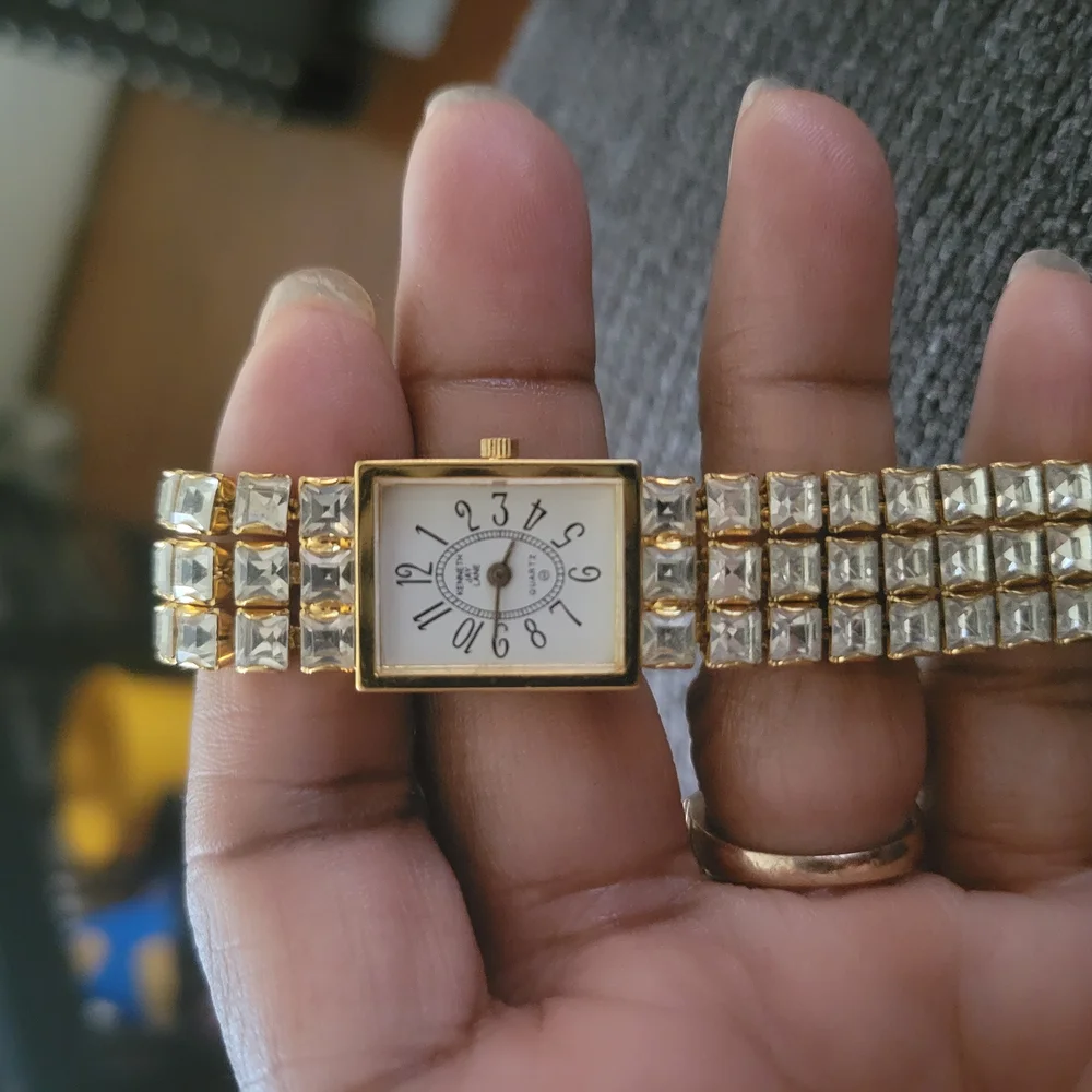 Elegant Gold Women's Watch - Picture 2 of 6